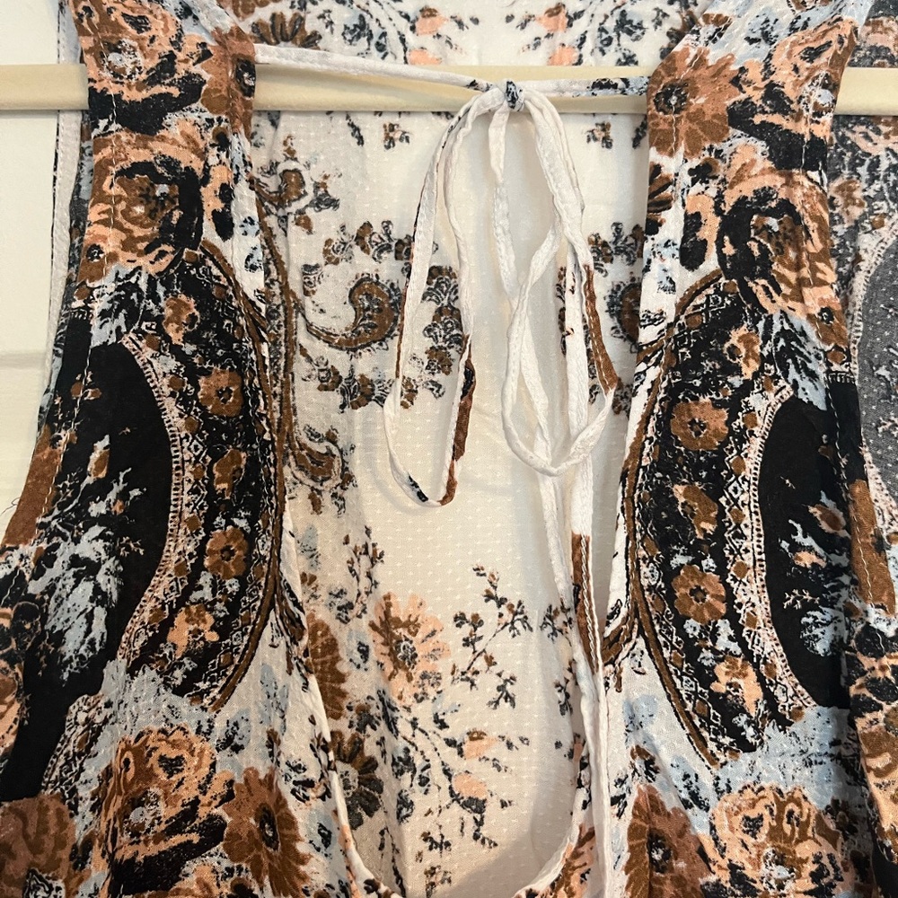 Sleeveless High-Low Floral Paisley Dress in White and Brown - Picture 4 of 7
